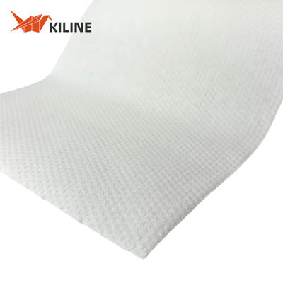 Des serviettes de cuisine jetables blanches de 60 grammes en rouleau avec pâte de bois et matériau PP